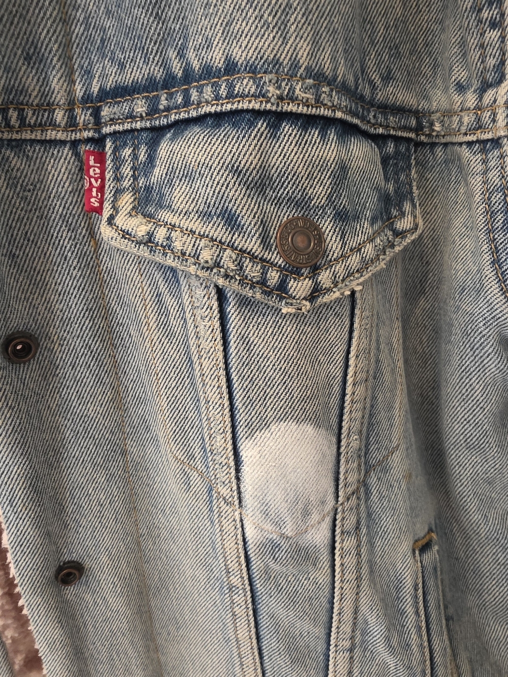 Women's Levi's Premium Trucker with Raspberry Sherpa Lining - Picture 4 of 6